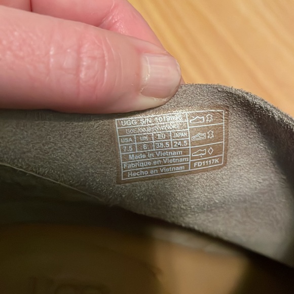 EUC Ugg sueded sandals with zip up heels - Picture 7 of 7